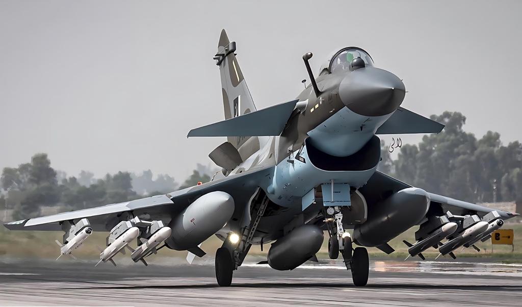 Análise do Desempenho do J-10C em Conflitos Aéreos: Reações em Pequim e Celebrações na China