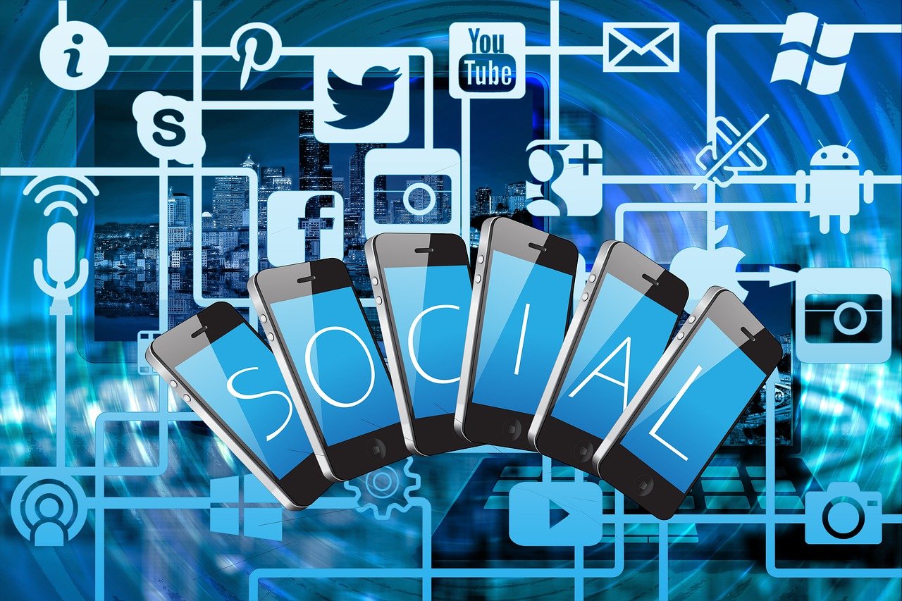 Imagem ilustrativa sobre monetização através da gestão de redes sociais, com ícones do Instagram, Facebook e gráficos de desempenho.