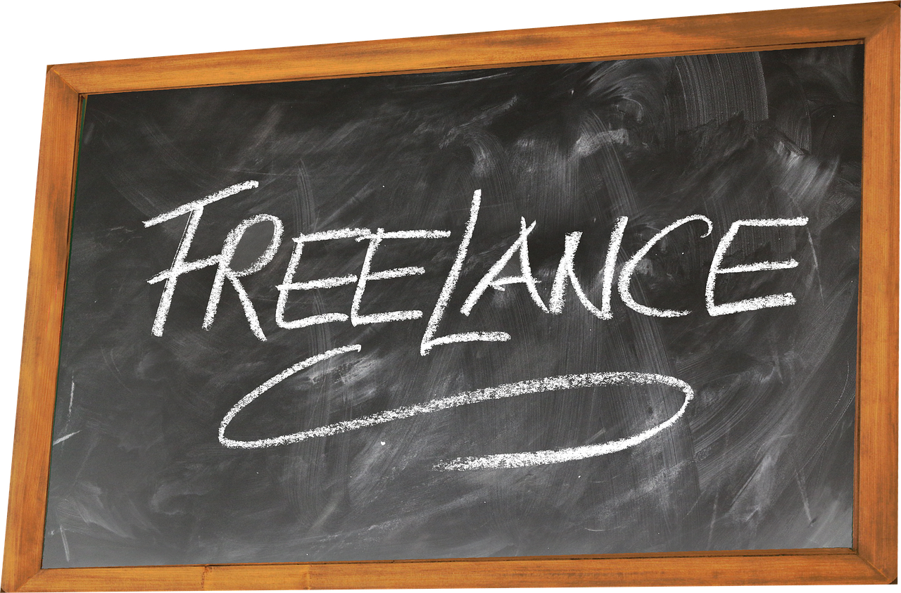 Ilustração de uma pessoa trabalhando remotamente com notebook, representando o trabalho freelancer online.