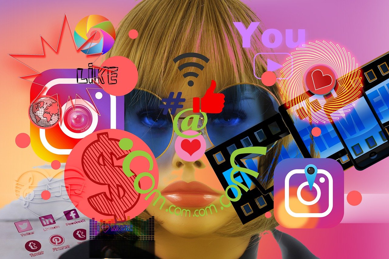 Imagem representando um influenciador digital criando conteúdo e interagindo com sua audiência nas redes sociais.