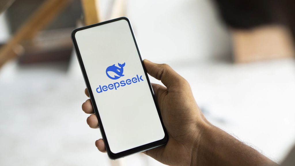 Celular com app DeepSeek - Créditos: depositphotos.com / Mojahid_Mottakin