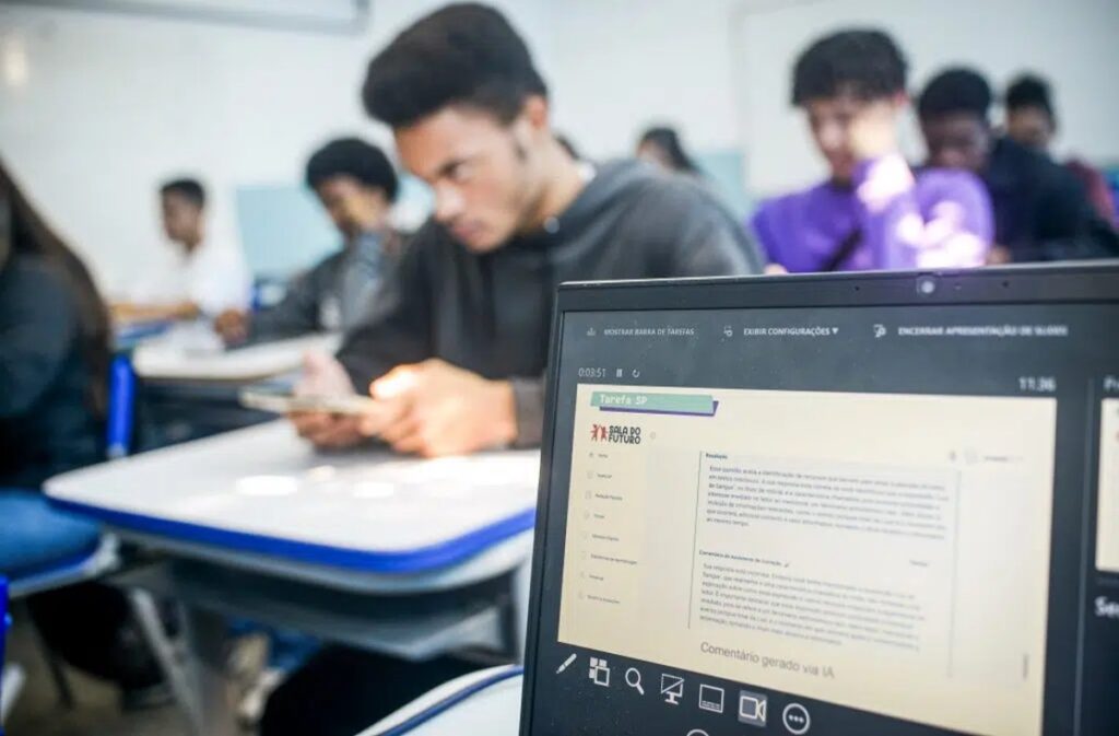 Governo de SP implementa inteligência artificial para correção de atividades escolares em projeto-piloto