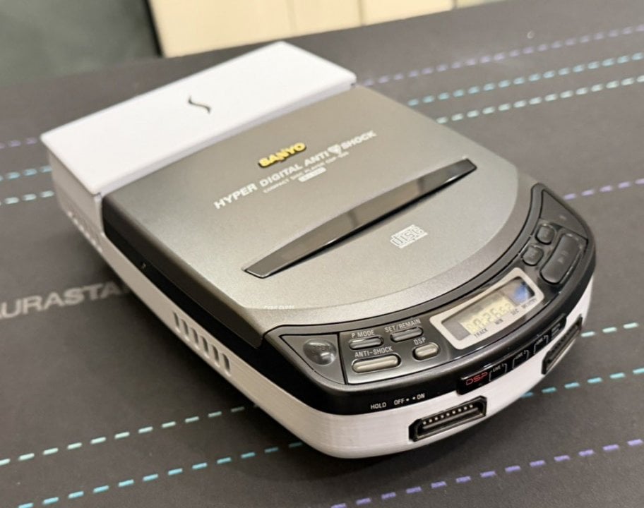 SEGA CDX2: Modder cria incrível versão portátil de um dos consoles mais raros da SEGA